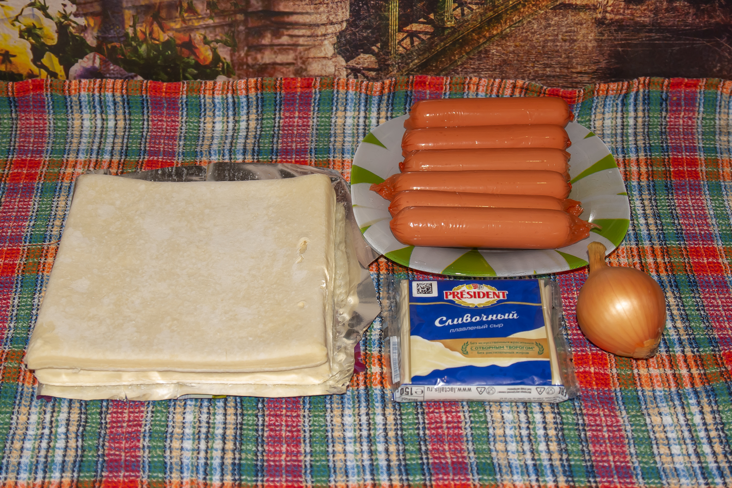 продукты для рецепта Сосиски в слоёном тесте, с сыром и жареным луком 