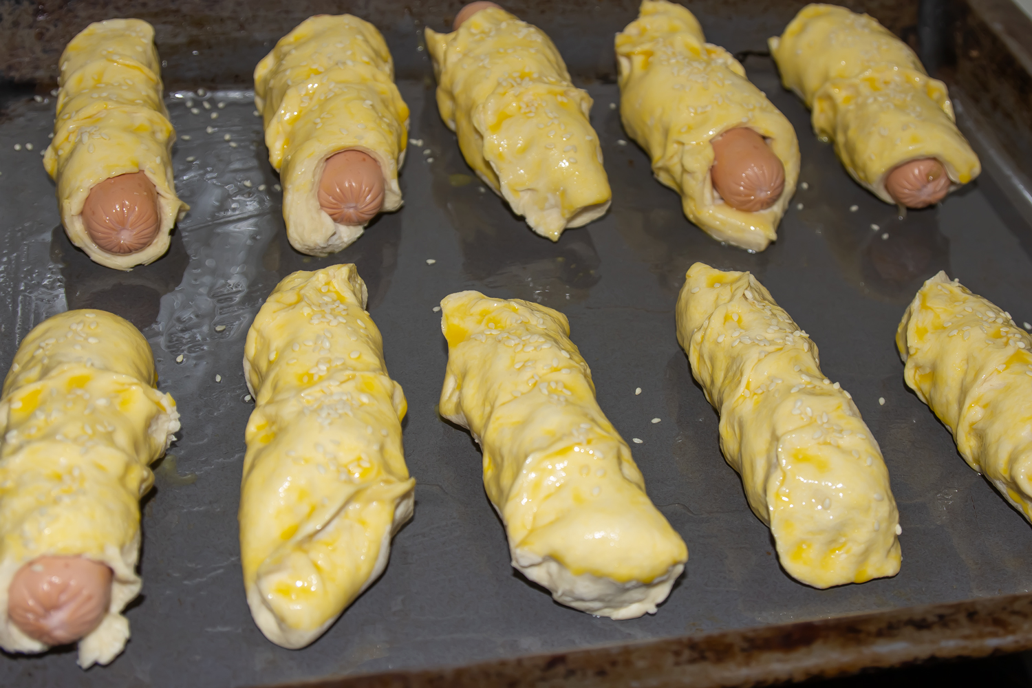 сосиски посыпанные кунжутом по рецепту Сосиски в слоёном тесте, с сыром и жареным луком 