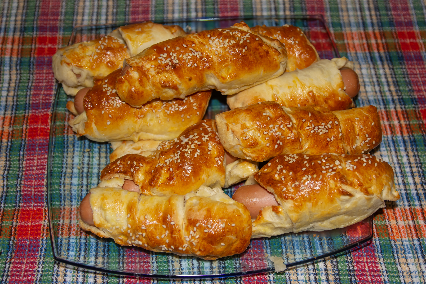 Сосиски в слоёном тесте, с сыром и жареным луком