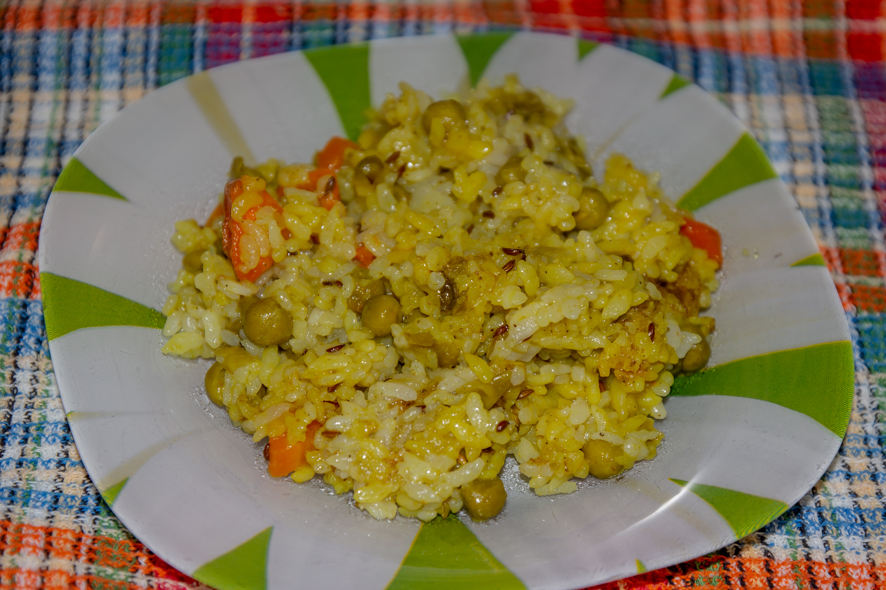 Рис с морковью и горошком