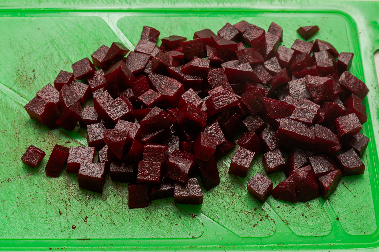 нарезанная свекла по рецепту Салат с бобами, курицей и свеклой