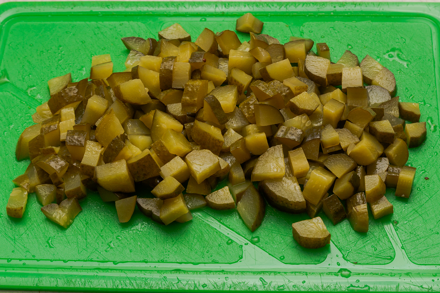 нарезанный огурец по рецепту Салат с бобами, курицей и свеклой