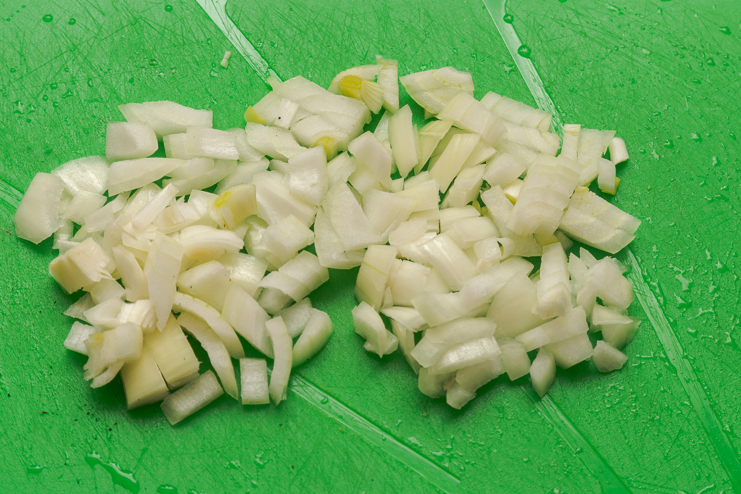 нарезанный лук по рецепту Салат с бобами, курицей и свеклой