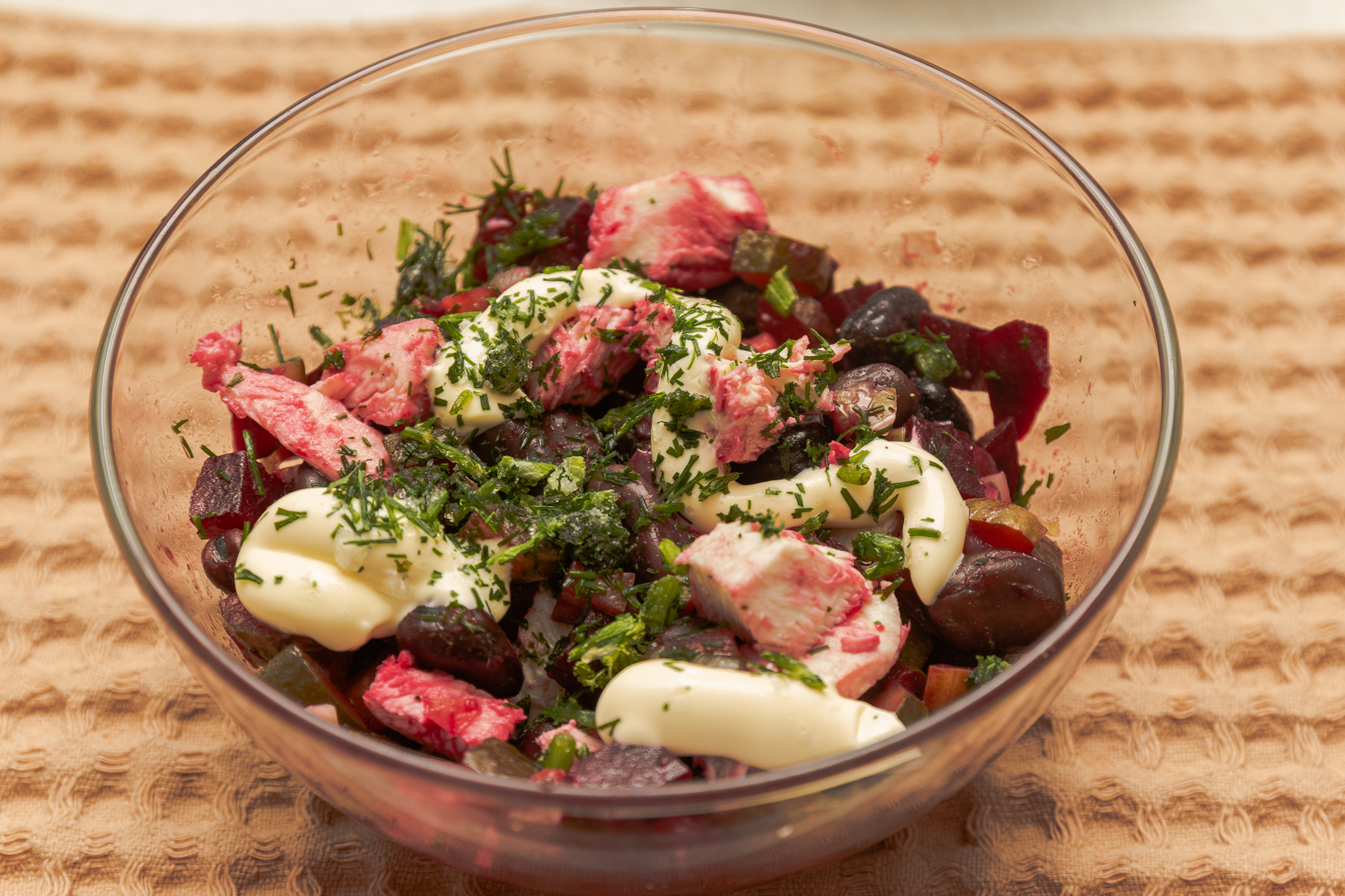 Салат с бобами, курицей и свеклой