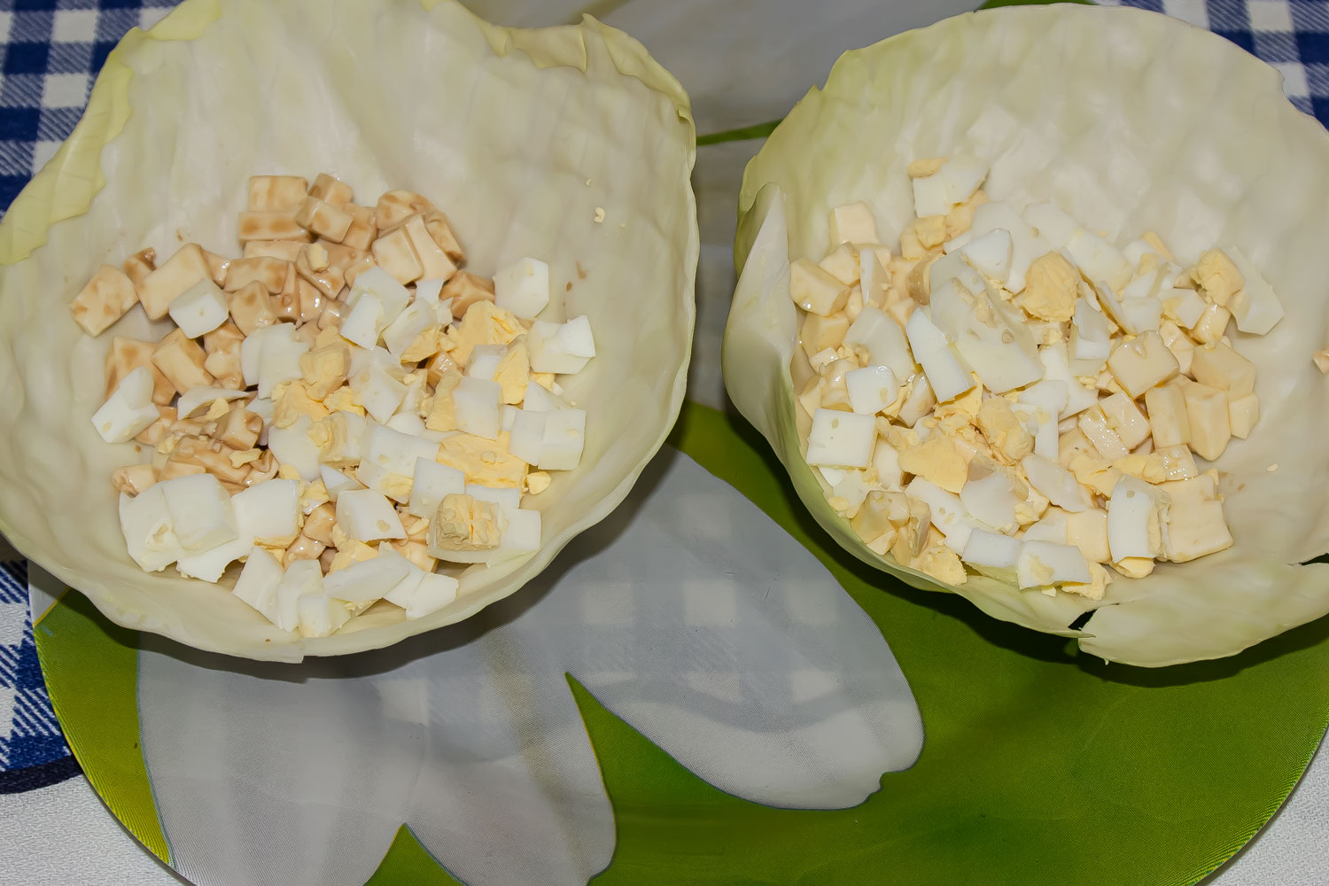 яйцо выложить к остальным продуктам по рецепту Легкий салат с соленой горбушей