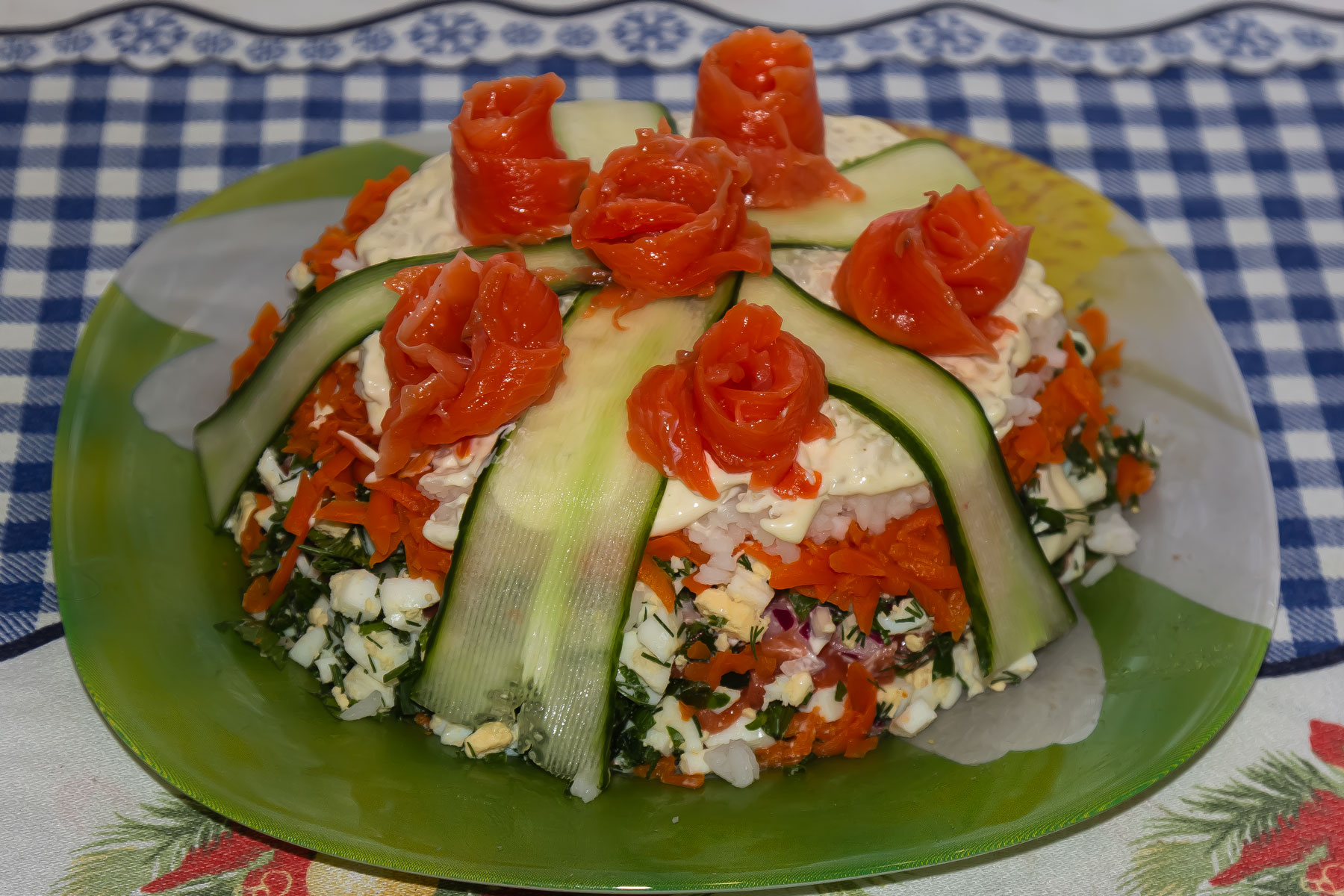 Слоеный салат с красной рыбой