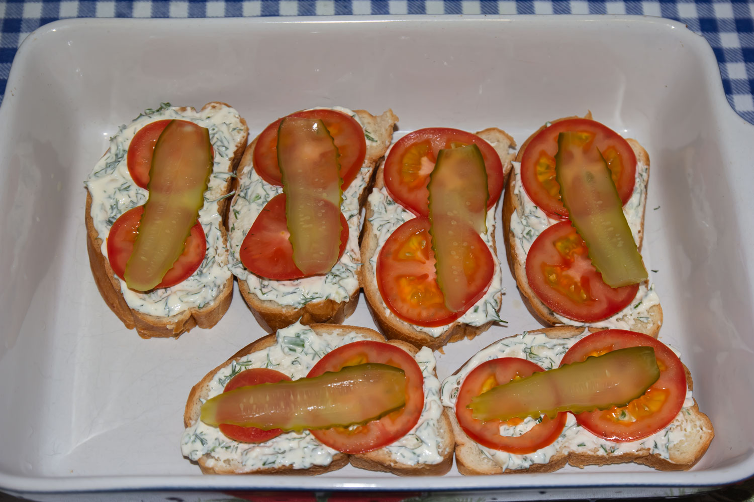 помидоры и огурцы на батоне по рецепту Горячие бутерброды со шпротами 