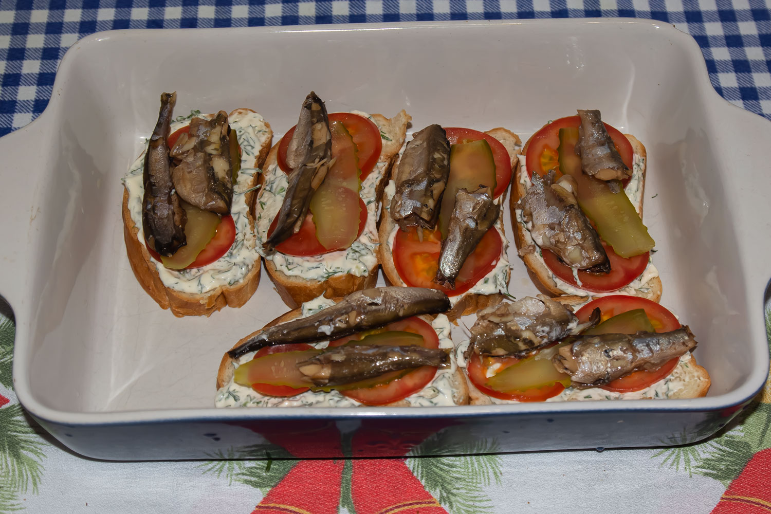 шпроты выложенные на батон по рецепту Горячие бутерброды со шпротами 