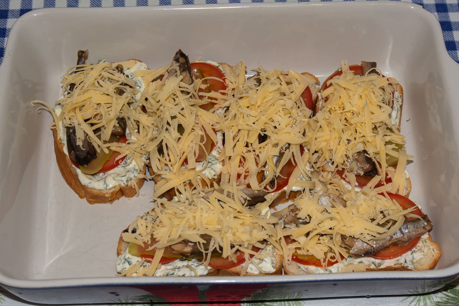 сыр натертый по рецепту Горячие бутерброды со шпротами 