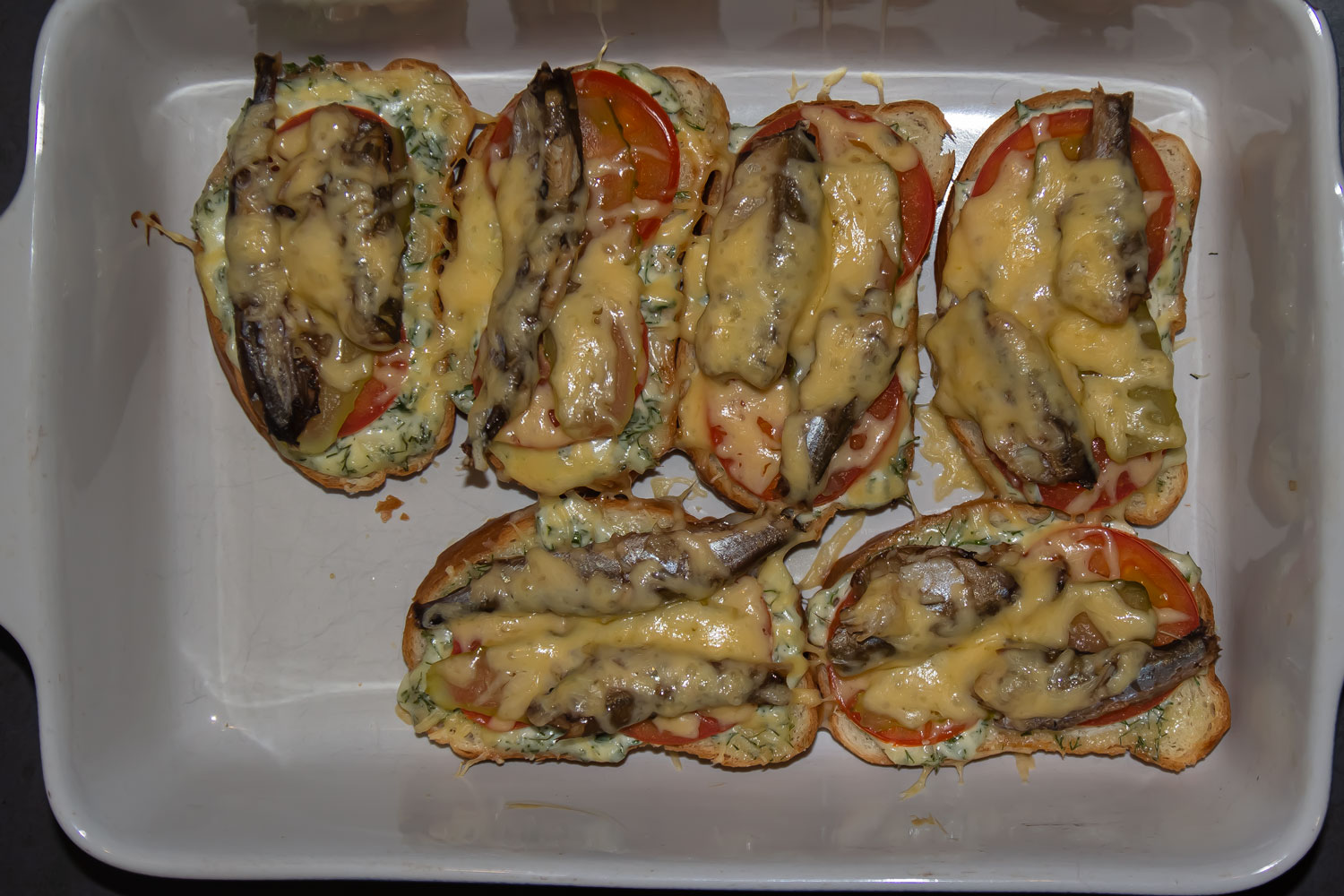 готовое блюдо по рецепту Горячие бутерброды со шпротами 