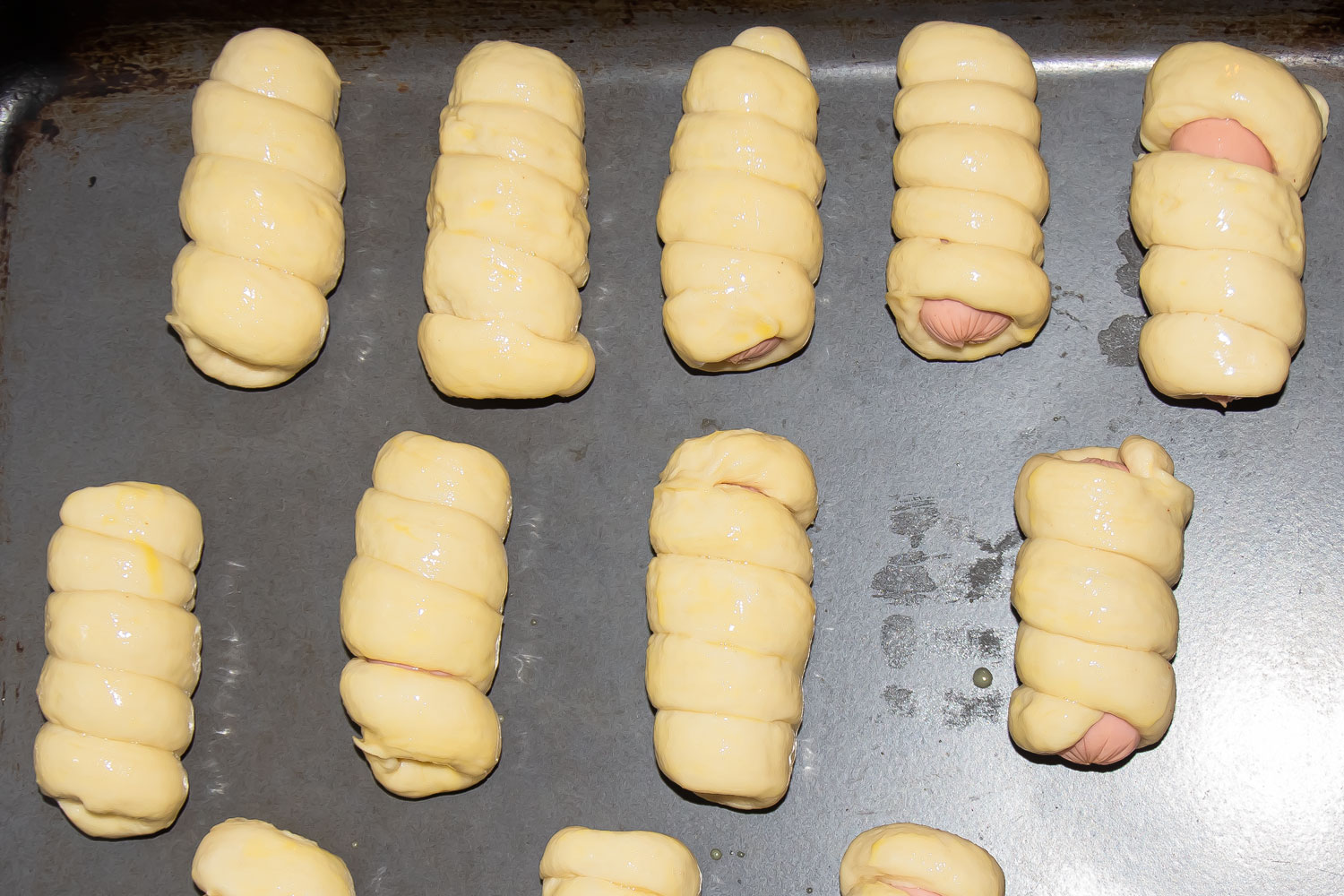 сосиски выложенные на противень по рецепту Сосиски в тесте