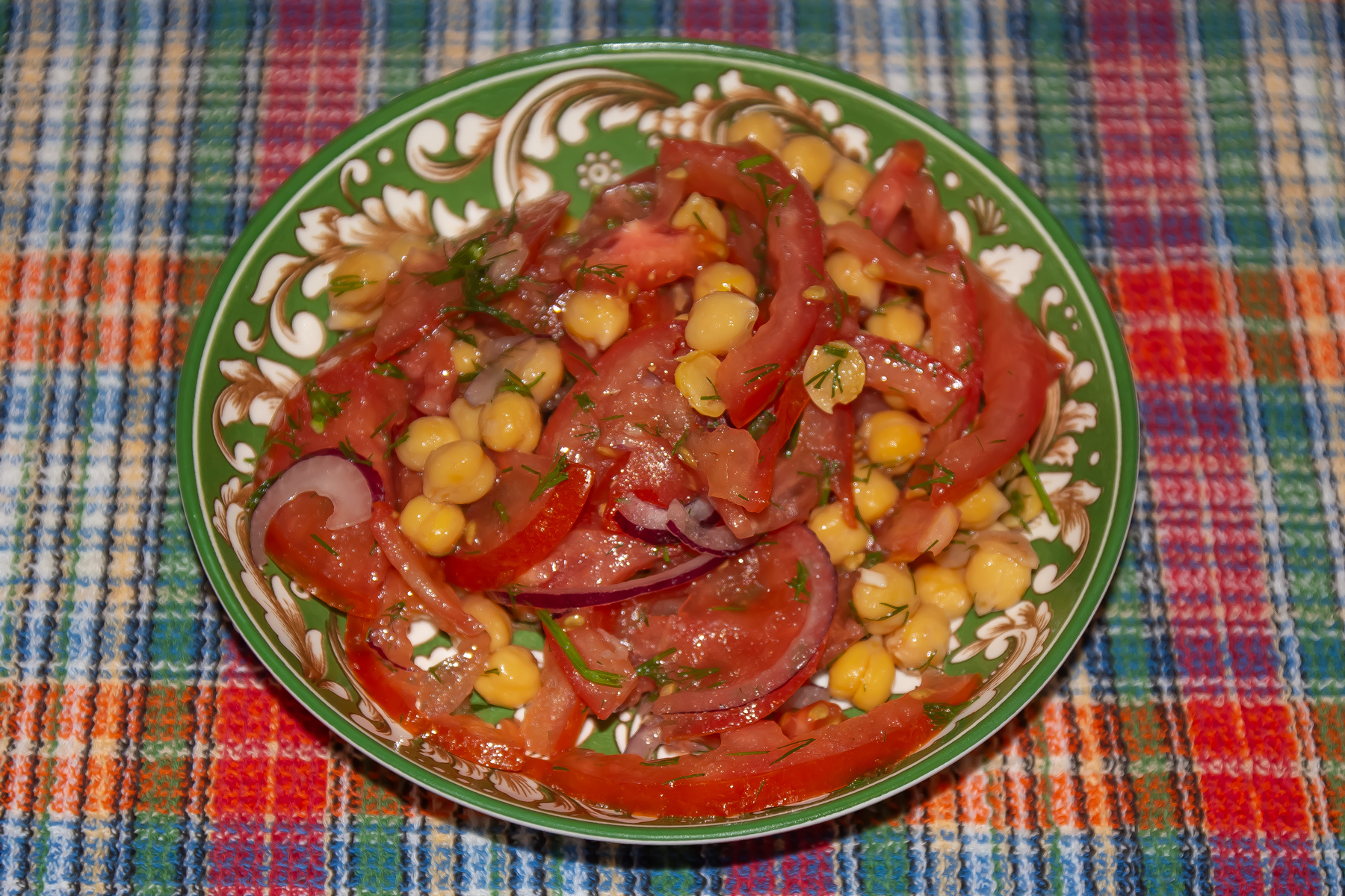 Салат с нутом и помидорами