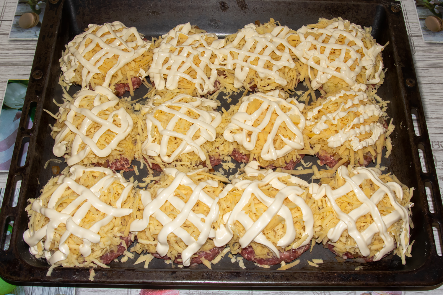 сделайте тонкую сетку из майонеза по рецепту Стожки. Котлеты с шапкой из картофеля и сыра тонкая сетка из майонеза по рецепту Стожки. Котлеты с шапкой из картофеля и сыра