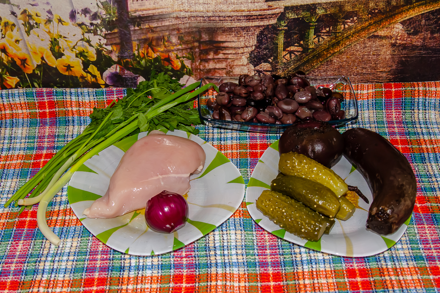 продукты для рецепта Салат с курицей, свеклой, бобами и маринованными огурцами