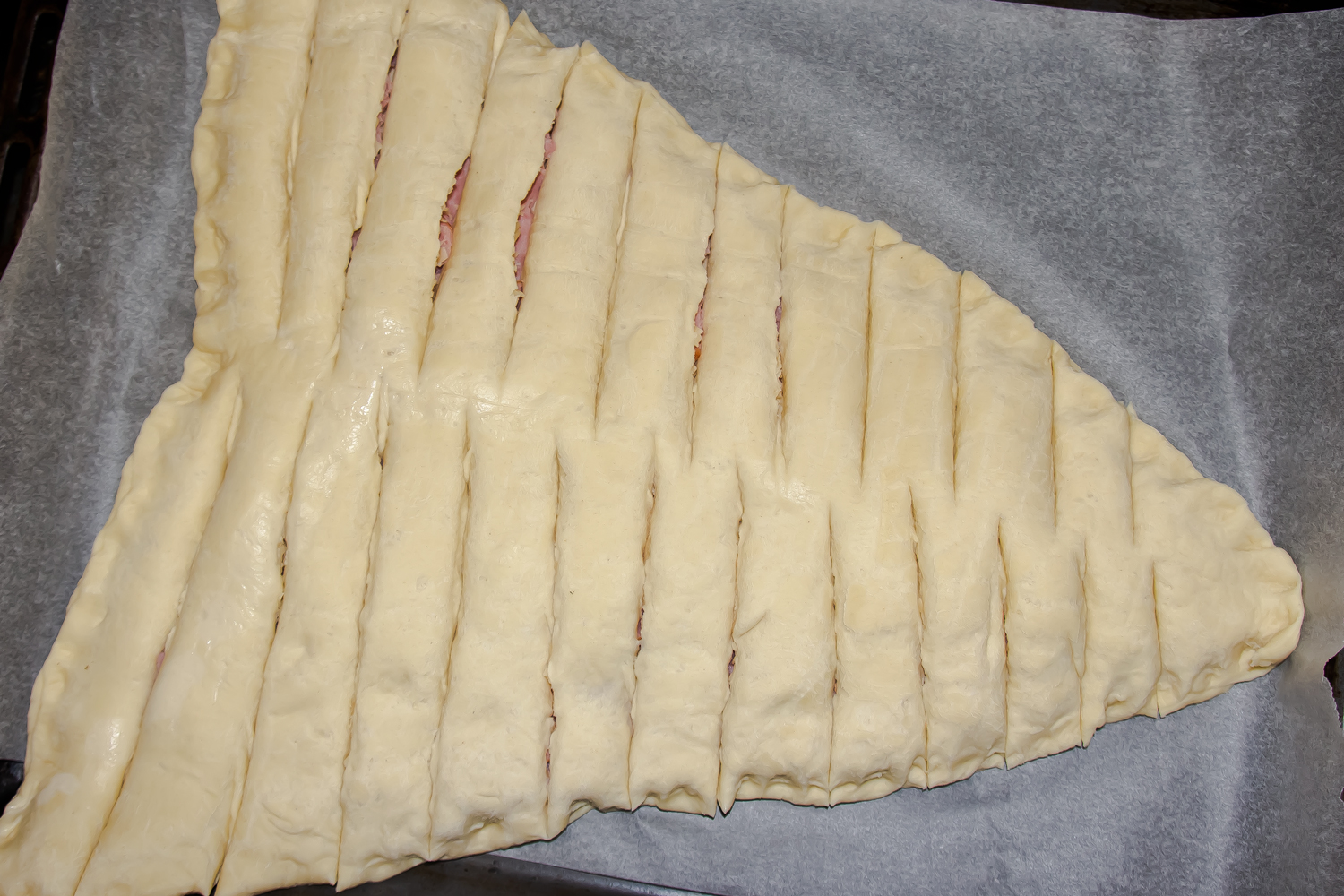 надрезанное тесто по рецепту Пирог из слоеного теста Елочка