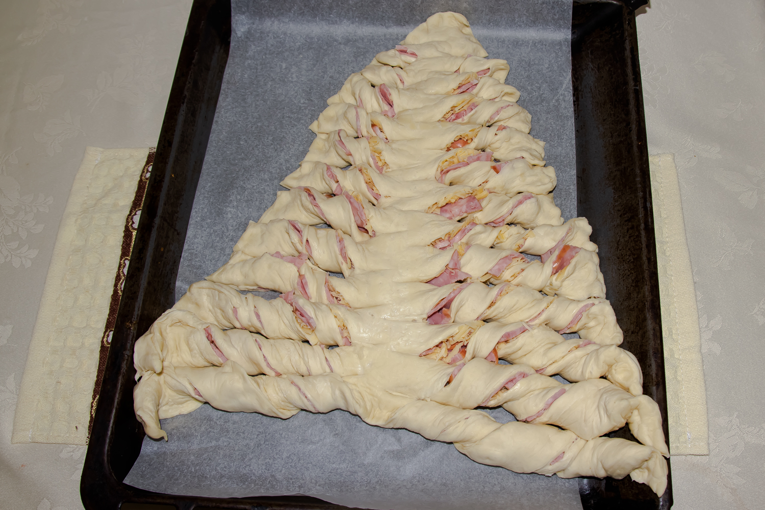 закрученные полоски по рецепту Пирог из слоеного теста Елочка