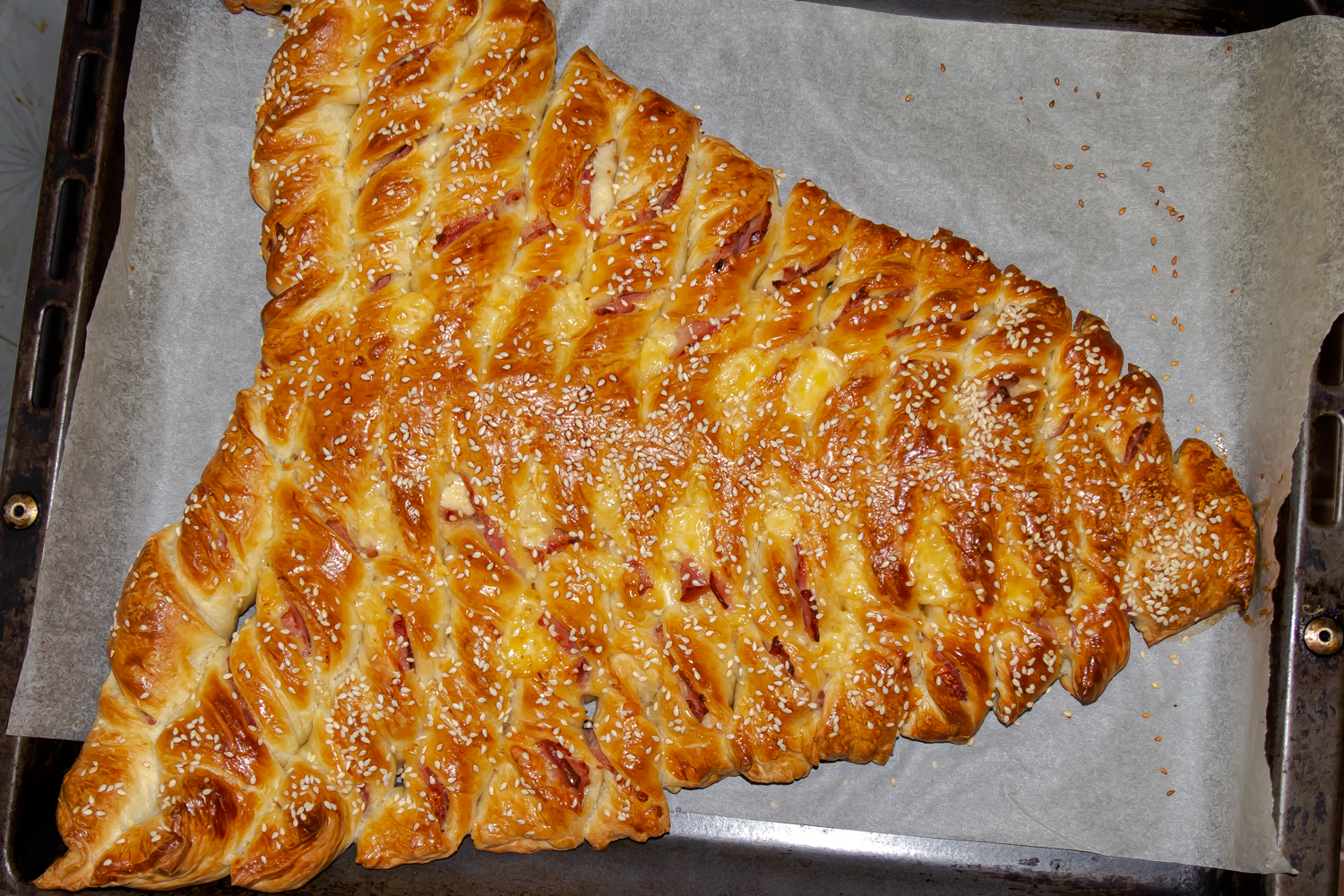 готовое блюдо по рецепту Пирог из слоеного теста Елочка