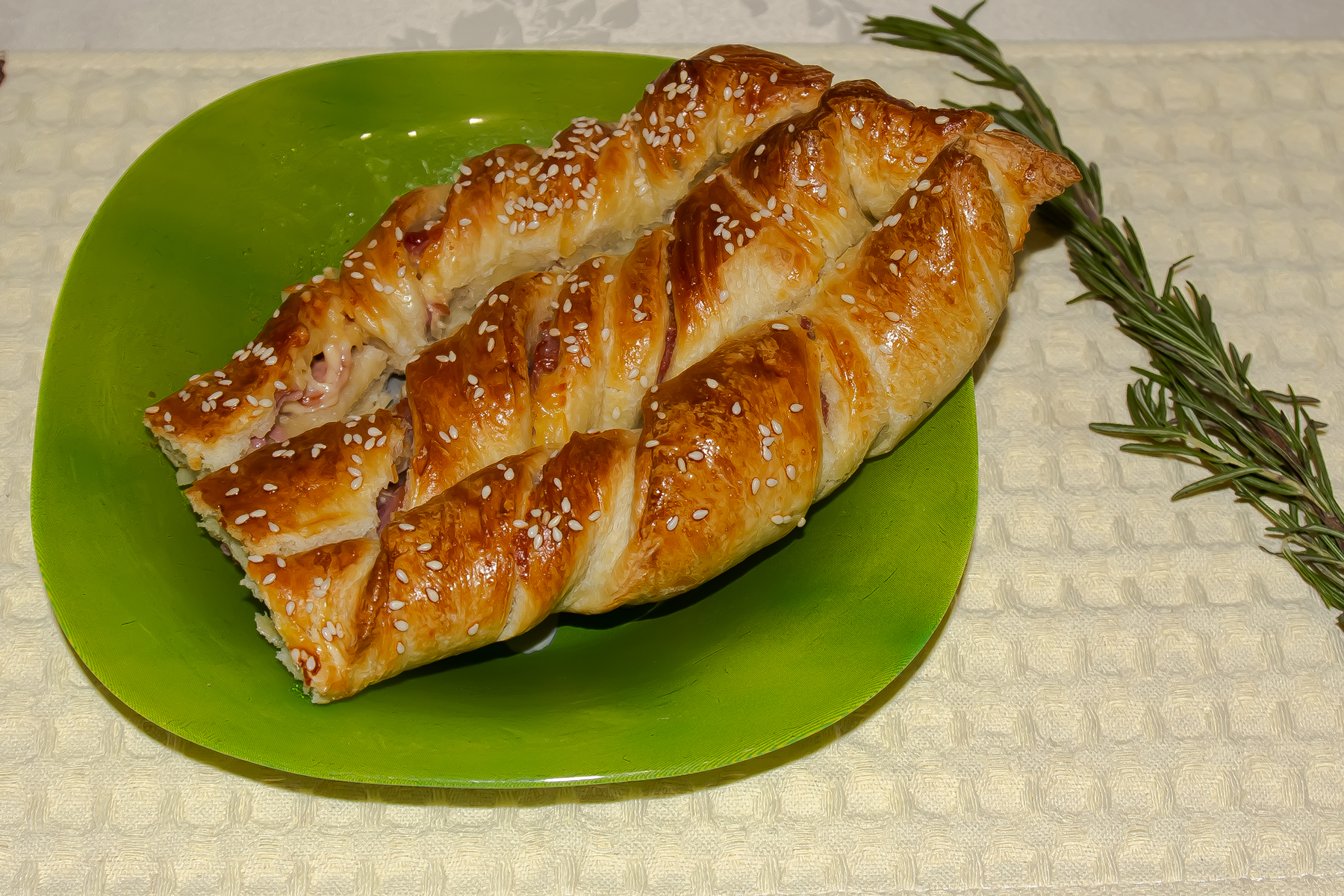 Пирог из слоеного теста Елочка