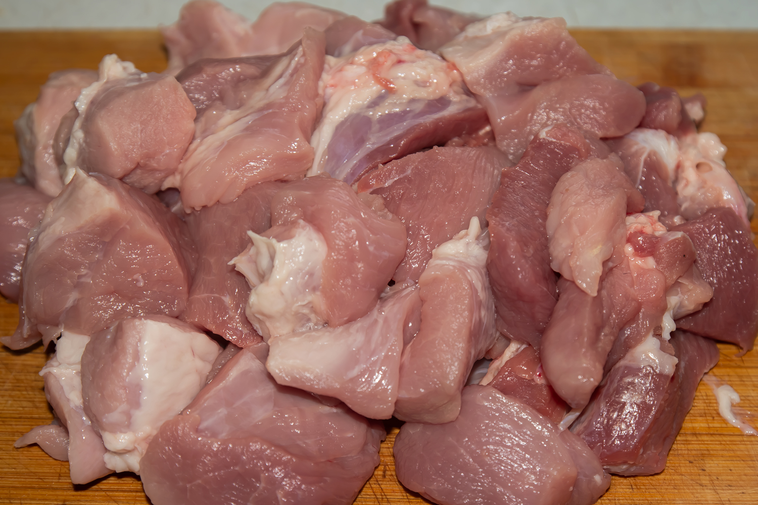 нарезанное мясо по рецепту Картошка с мясом тушеная в кастрюле