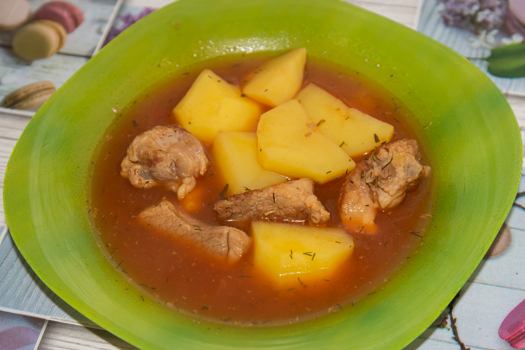 Картошка с мясом тушеная в кастрюле