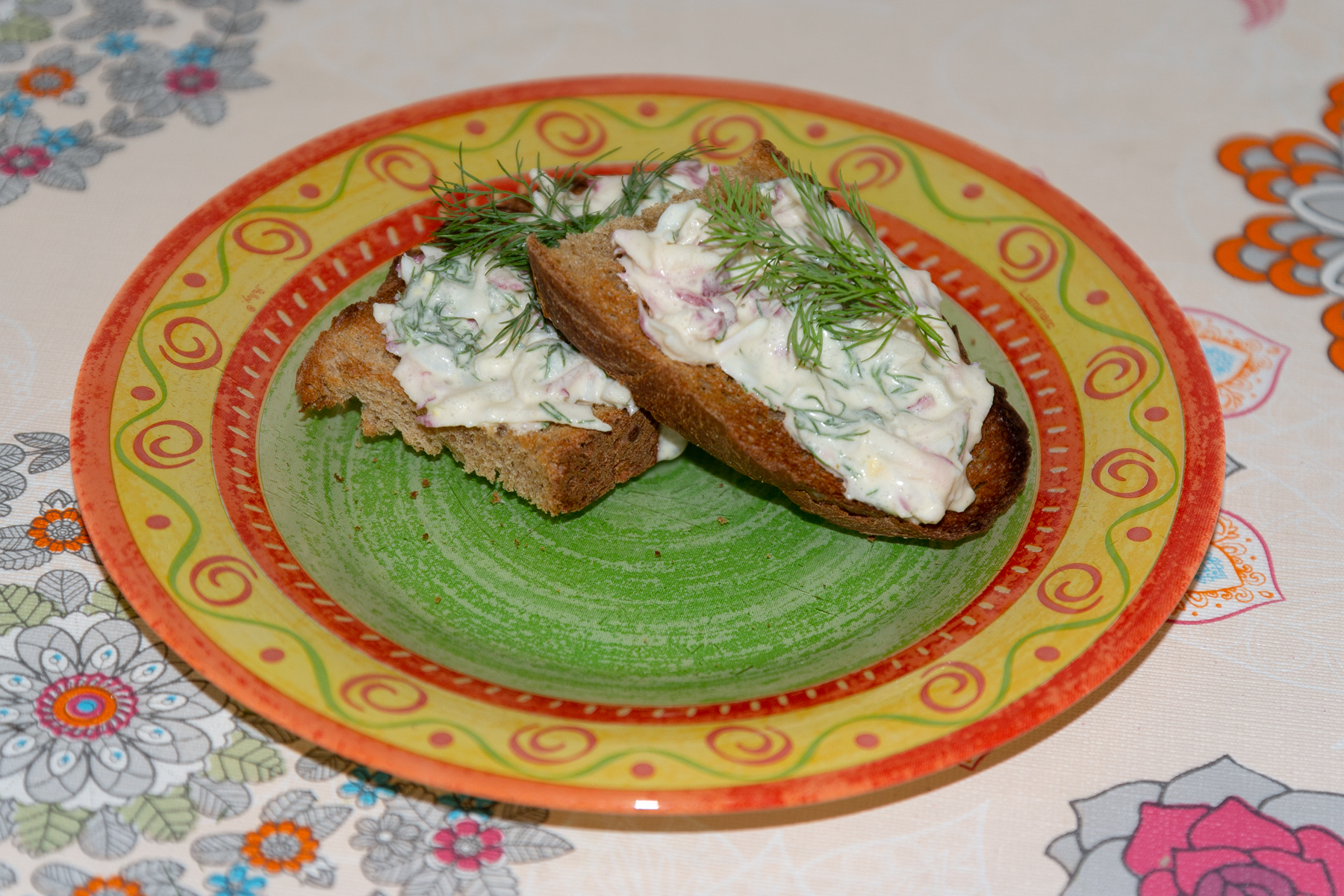 Фото к рецепту Бутерброд с тертым редисом Бутерброд с тертым редисом