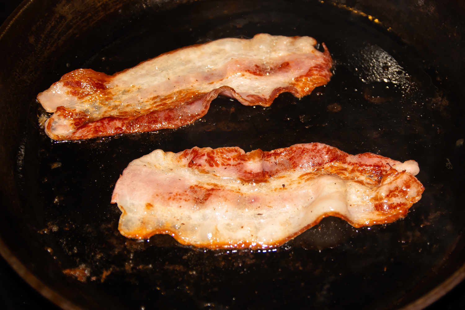 обжаренный бекон по рецепту Гамбургер с яичницей и беконом