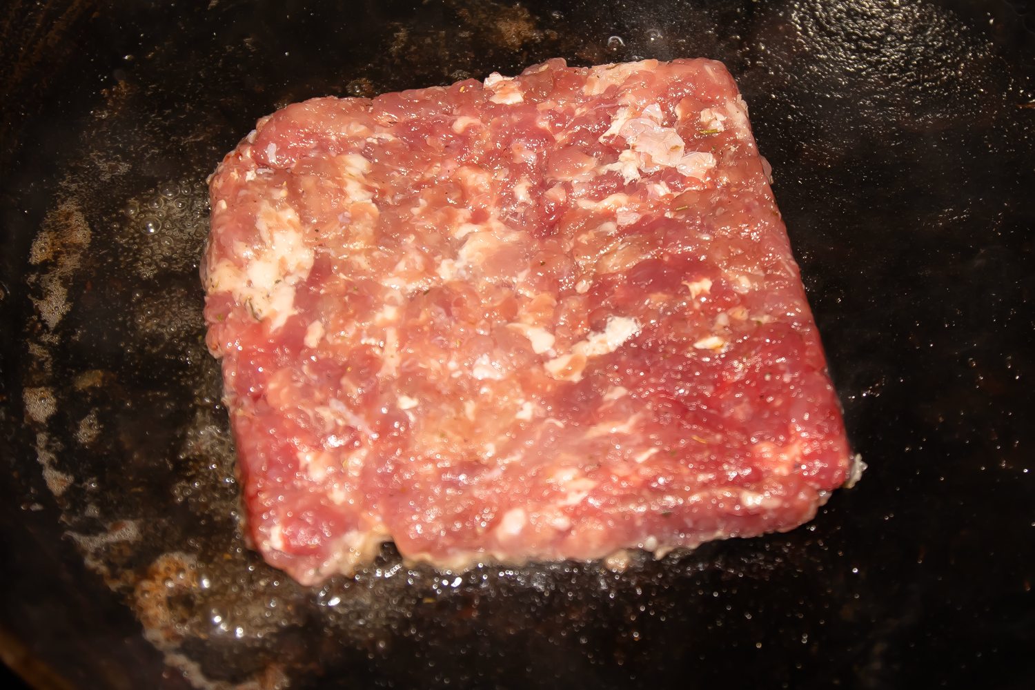 обжаренное мясо по рецепту Гамбургер с яичницей и беконом