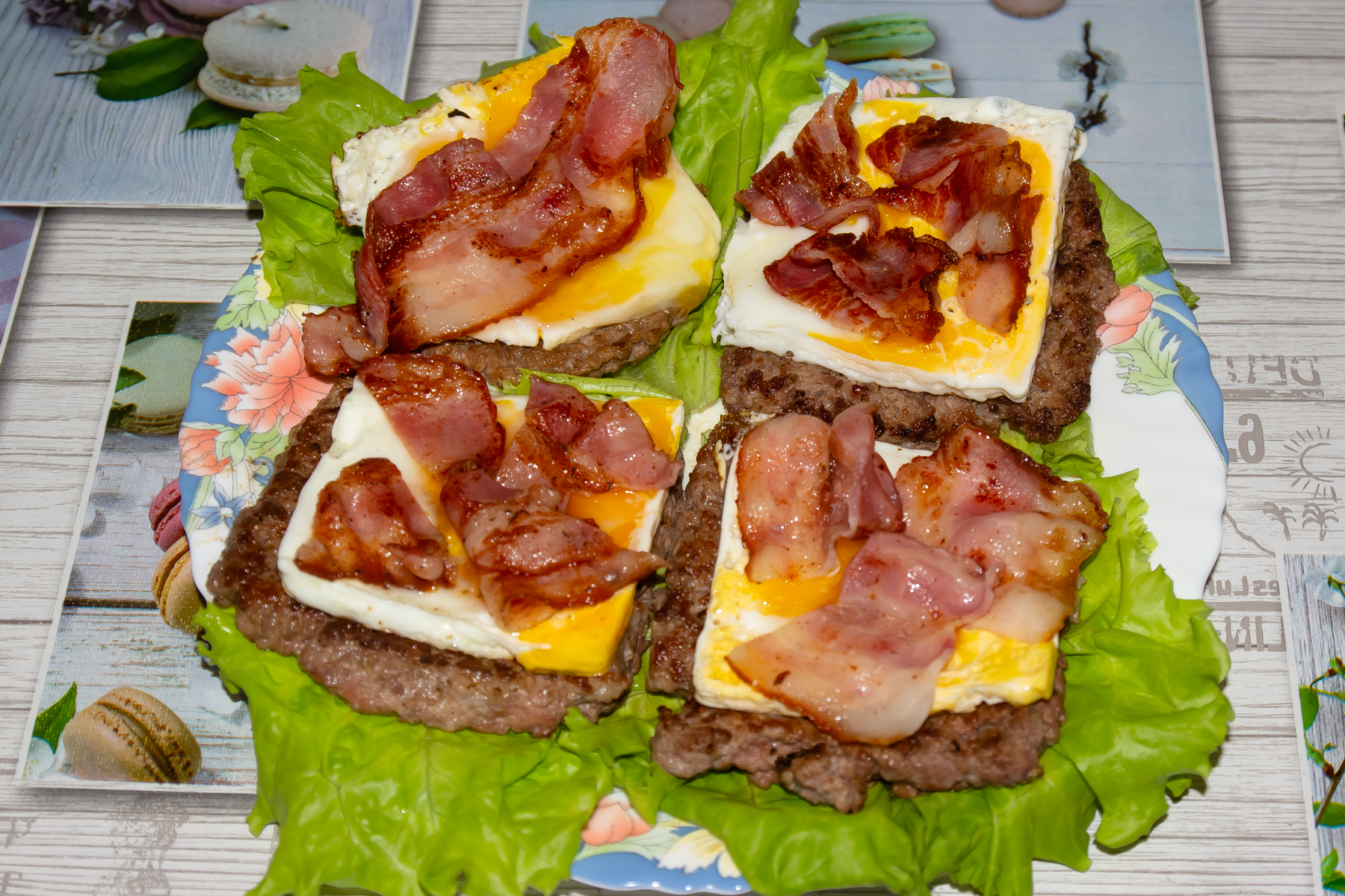 Гамбургер с яичницей и беконом