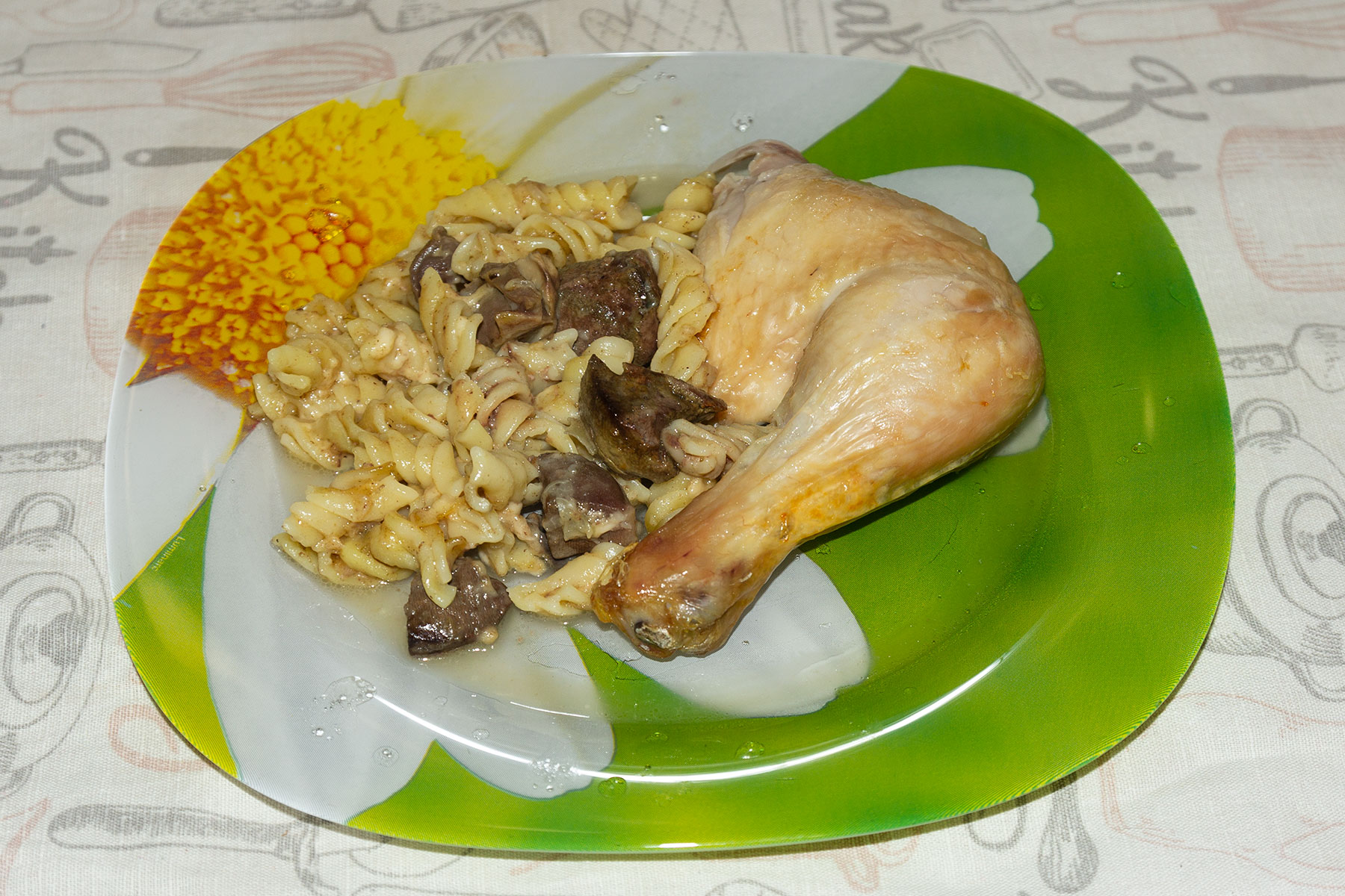 Фото к рецепту Фаршированная курица макаронами Фаршированная курица макаронами