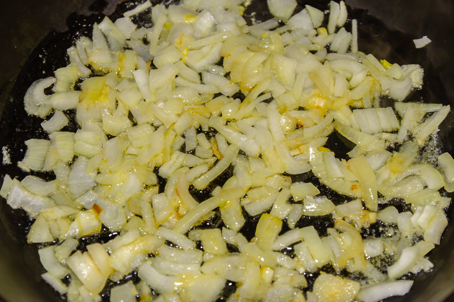 обжаренный лук по рецепту Копченая рыба с рисом