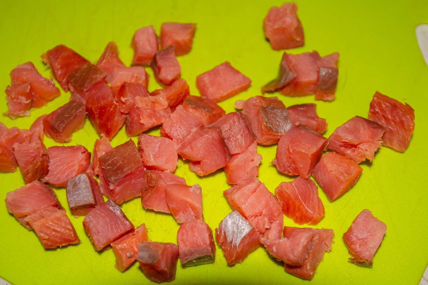 кусочки рыбы для рцеепта Копченая рыба с рисом