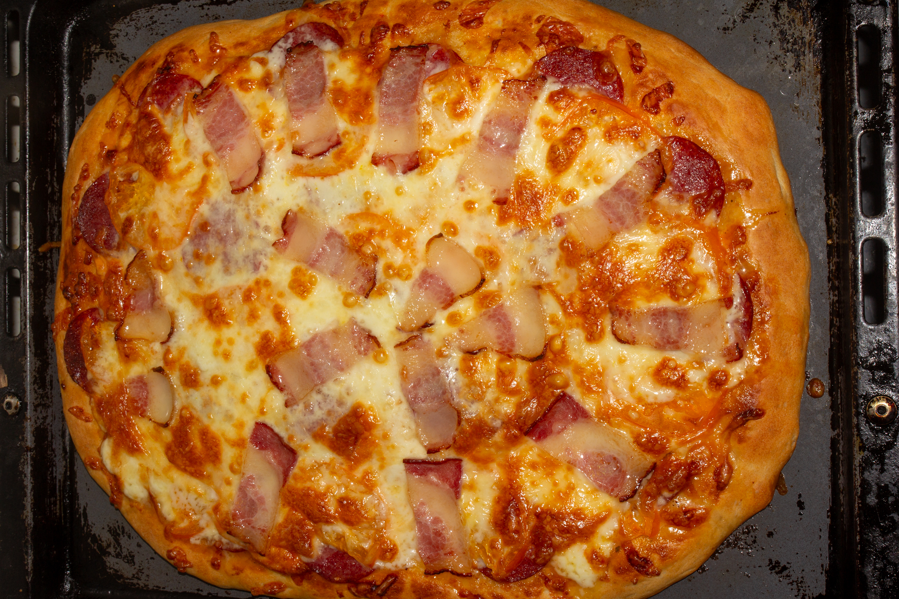 Фото к рецепту Пицца с копченной колбасой Пицца с копченной колбасой