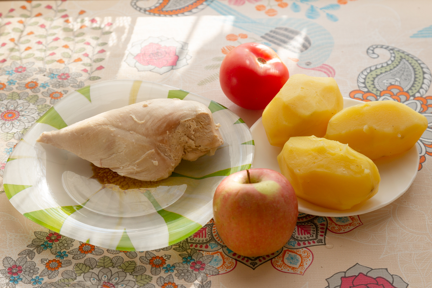 продукты для рецепта Салат с курицей, солеными огурцами и картофелем