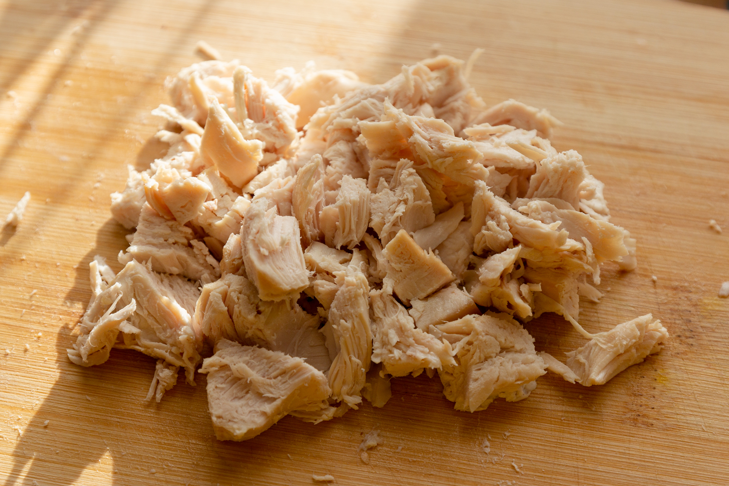 нарезанная курица по рецепту Салат с курицей, солеными огурцами и картофелем