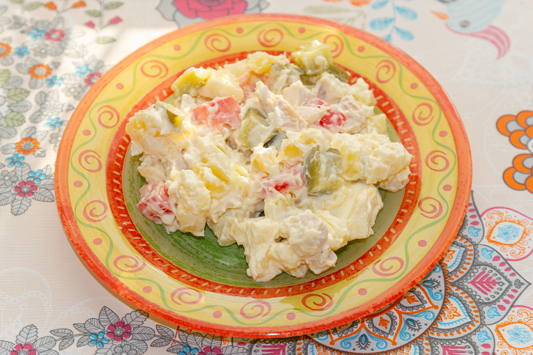 Салат с курицей, солеными огурцами и картофелем